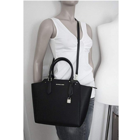 MICHAEL Michael Kors Handbags - MAKE AN OFFER Michael Kors Hayes Large Tote